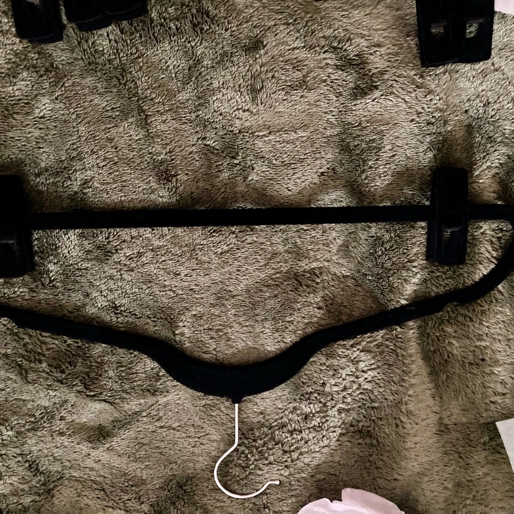 Black velvet hanger clips (56) - Picture 3 of 3